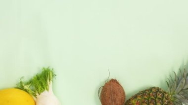 Açık yeşil arka planda taze organik meyve ve sebzeler sıralanır. Sağlıklı yiyeceklerin olduğu düz hareket etmeyi kes.