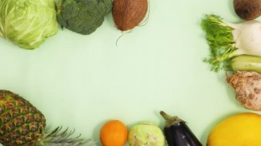 Taze meyve ve sebzeler açık yeşil temalı sağlıklı gıda çerçevesi oluşturur. Dur hareketi düz yatıyordu