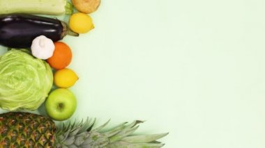 Masada taze ve organik meyve ve sebzelerden oluşan yaratıcı bir düzen var. Dur hareketi düz yatıyordu