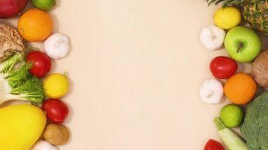 Olgun ve taze meyve ve sebze sol ve sağ tarafta ve ortasında fotokopi alanı var. Hareketi durdur