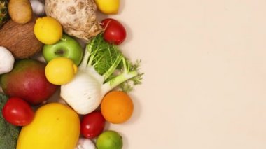 Masanın sol tarafında taze ve olgun meyve ve sebze kompozisyonu ve fotokopi alanı var. Dur hareketi düz yatıyordu