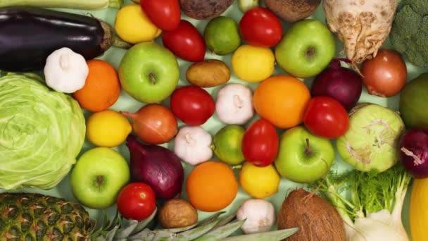 Розкладка Повна Свіжих Органічних Фруктів Овочів Відсортованих Столі Зупинити Рух — стокове відео