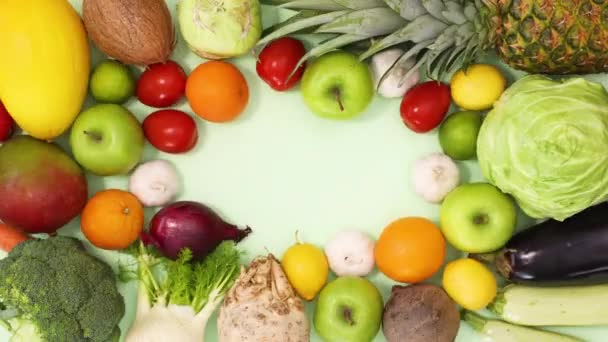 Gezond Frame Gemaakt Van Biologisch Rijp Fruit Groenten Bewegen Lichtgroene — Stockvideo