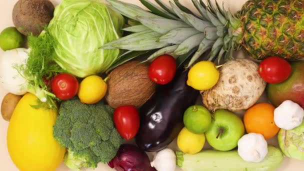 餐桌上满是新鲜成熟的有机水果和蔬菜 停止运动平铺 — 图库视频影像