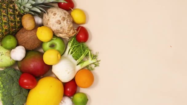 Composición Saludable Frutas Verduras Frescas Maduras Mueve Lado Izquierdo Mesa — Vídeo de stock