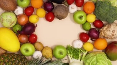 Fotokopi alanı hareket eden sağlıklı meyve ve sebzeler. Hareketi durdur 
