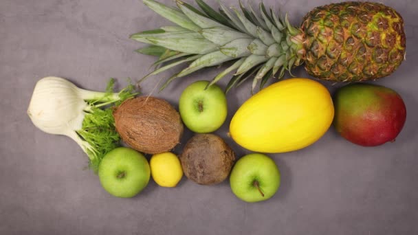 Verse Rijpe Gezonde Biologische Groenten Fruit Verschijnen Donkere Achtergrond Stop — Stockvideo