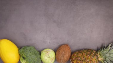 Organik sağlıklı meyve ve sebzeler mutfak masasının altında sipariş ediliyor. Hareketi durdur