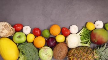  Organik sağlıklı meyve ve sebzeler mutfak masasının altına taşınır. Hareketi durdur