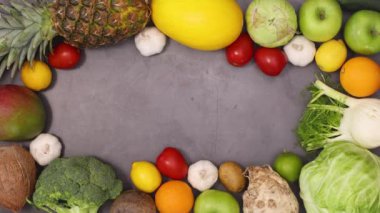 Sağlıklı yaşam biçimi organik meyve ve sebzelerden oluşur ve koyu arkaplanda kopyalama alanı bulunur. Hareketi durdur