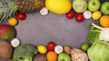 Sağlıklı yaşam biçimi organik meyve ve sebzelerden yapılmış. Arka planda fotokopi alanı var. Hareketi durdur