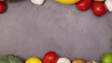 Sağlıklı yaşam tarzı çerçevesi, koyu arkaplanda fotokopi alanı var. Hareketi durdur