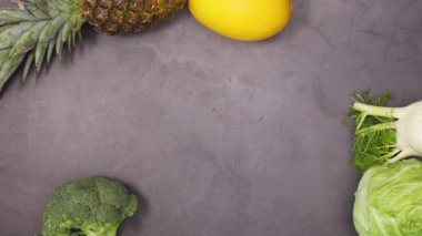 Organik meyve ve sebzeler, arka planda fotokopi alanı ile sağlıklı bir çerçeve oluşturuyor. Hareketi durdur