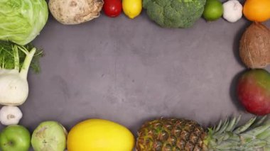 Meyve ve sebzelerden oluşan kopya alanı olan yaratıcı çerçeve koyu arkaplanda hareket eder. Hareketi durdur