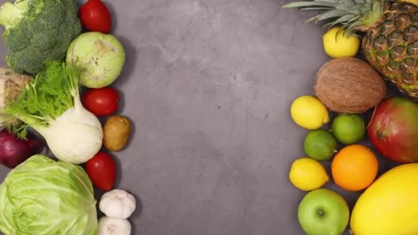 Friska Färska Och Ekologiska Frukter Höger Och Grönsaker Vänster Flytta — Stockvideo