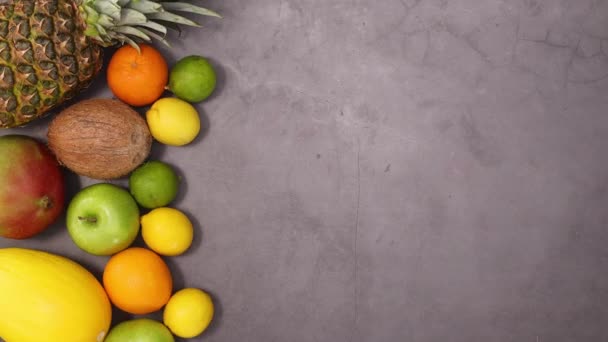 Εξωτικά Ώριμα Φρούτα Κινούνται Στην Αριστερή Πλευρά Του Σκουρόχρωμου Τραπεζιού — Αρχείο Βίντεο