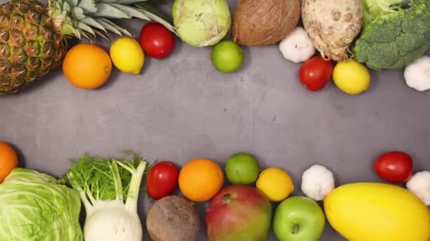 Frutas Legumes Selvagens Orgânicos Frescos Movem Por Cima Por Baixo — Vídeo de Stock
