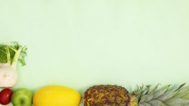 Meyveler ve sebzeler açık yeşil arka planda metinler için yaratıcı çerçeve oluşturur. Dur hareketi düz yatıyordu