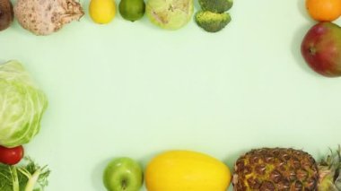 Meyveler ve sebzeler sipariş edilecek ve açık yeşil arka planda metinler için yaratıcı çerçeve oluşturulacak. Dur hareketi düz yatıyordu