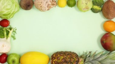 Meyveler ve sebzeler sipariş edilecek ve açık yeşil arka planda metinler için yaratıcı çerçeve oluşturulacak. Dur hareketi düz yatıyordu