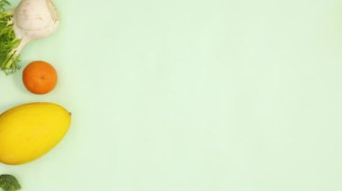 Açık yeşil arka planda yaratıcı meyve ve sebze desenleri. Hareketi durdur