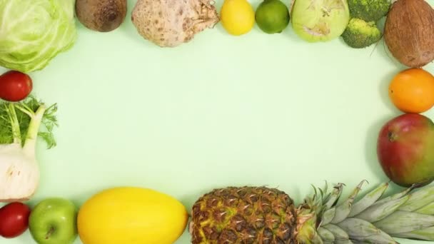 熟した新鮮な果物や野菜で作られたテキストのためのフレームは 薄緑色の背景に移動します 止まれ — ストック動画