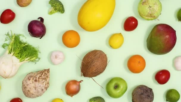 Creatief Patroon Gemaakt Van Groenten Fruit Bewegen Neer Lichtgroene Achtergrond — Stockvideo