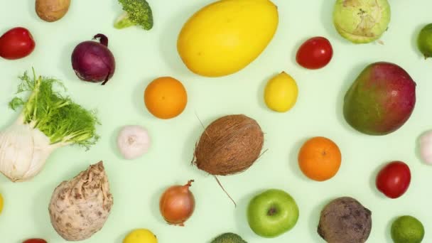 Bewegend Creatief Groente Fruitpatroon Lichtgroene Achtergrond Stop Met Bewegen — Stockvideo