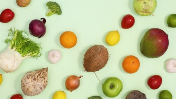 Motif Créatif Composé Fruits Légumes Clignotant Sur Fond Vert Clair — Video