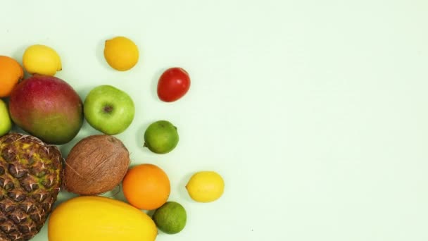 Las Frutas Tropicales Verano Mueven Lado Izquierdo Del Fondo Verde — Vídeos de Stock