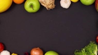 Siyah arka planda taze meyve ve sebzelerden oluşan canlı bir çerçeve. Hareketi durdur