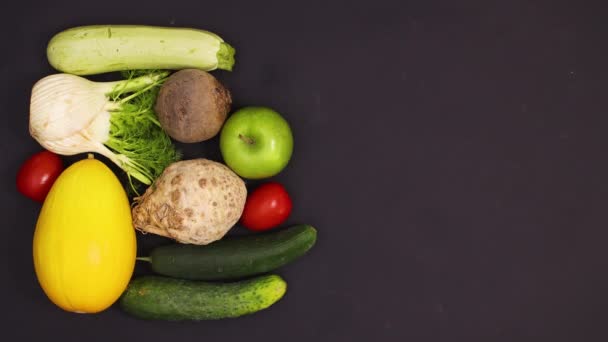 Frutas Verduras Frescas Maduras Saludables Aparecen Mesa Negra Detener Movimiento — Vídeo de stock