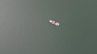 Motorlu tekne gölde bozuldu ve insanlar panikledi. Hava görünümü