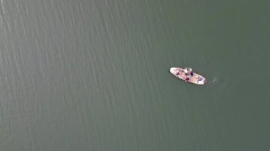 Motorlu tekne gölün ortasında bozuldu ve insanlar panikledi. Hava görünümü