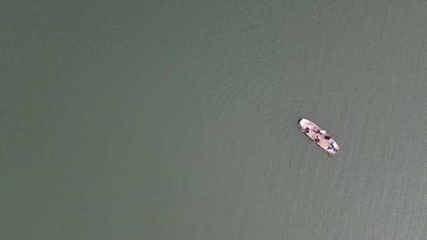 Motor Barco Quebrou Lago Pessoas Remar Com Mãos Vista Aérea — Vídeo de Stock