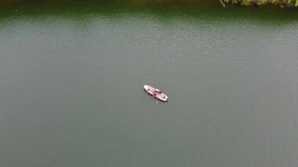 Motor Barco Quebrou Meio Lago Pessoas Remar Com Mãos Vista — Vídeo de Stock