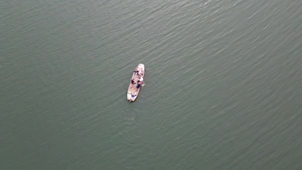 彼のモーターボートが湖で故障したので 手で男の子行 空中の眺め — ストック動画