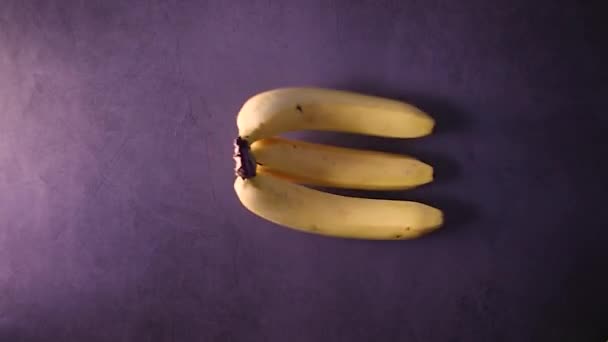 新鲜香蕉掉在桌子上 慢动作平铺 — 图库视频影像