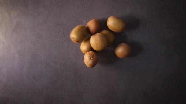 Organische Rijpe Kiwi Vallen Tafel Slow Motion Vlakke Lay — Stockvideo