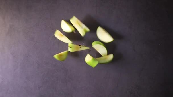 Зелене Яблуко Падає Стіл Розділяється Шматки Повільний Рух Плоский Лежав — стокове відео