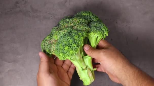 Mani Uomo Mettere Broccoli Biologici Freschi Sul Tavolo — Video Stock