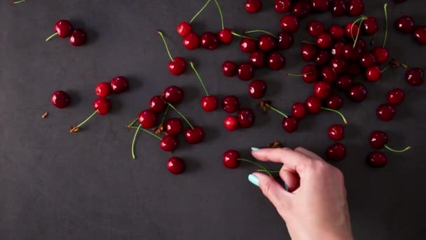 Femme Main Prendre Une Cerise Table Avec Pile Cerises — Video