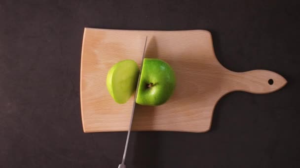 Cięcie Świeżego Zielonego Jabłka Desce Krojenia — Wideo stockowe