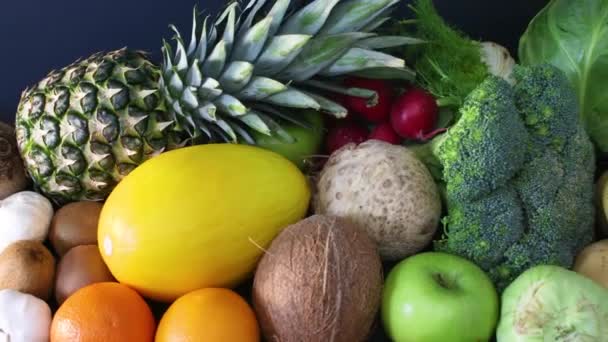 テーブルの上に新鮮で熟した果物や野菜の配置 — ストック動画