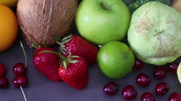 Gros Plan Des Fruits Légumes Biologiques Frais Disposés Sur Table — Video