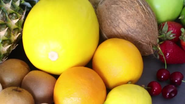 Gros Plan Des Fruits Légumes Biologiques Frais Disposés Sur Table — Video