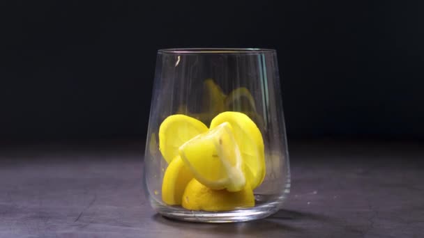 Llenado Vidrio Con Limones Rodajas Cubitos Hielo Tónico Fresco Frío — Vídeos de Stock