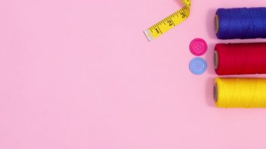 Dikiş ve örgü malzemeleri pastel pembe arka planda görünür. Dur hareketi düz yatıyordu