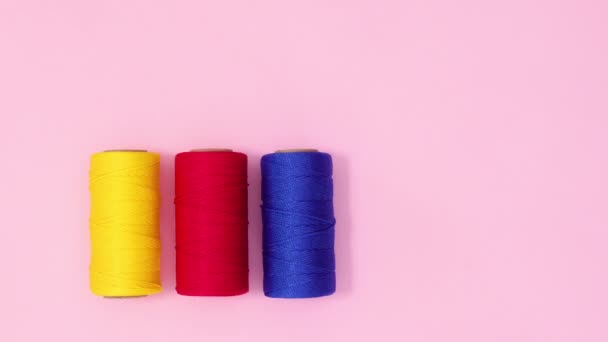 Los Materiales Costura Los Artículos Aparecen Fondo Rosa Pastel Detener — Vídeos de Stock