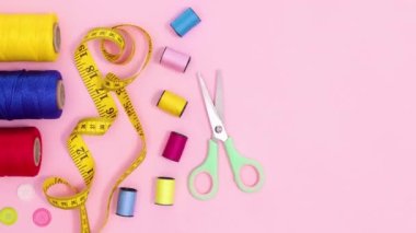 Yaratıcı el işi dikiş malzemeleri pastel pembe arka planda fotokopi alanı ile hareket eder. Dur hareketi düz yatıyordu